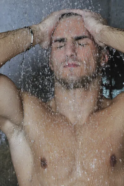 Hombre guapo bajo ducha de hombre — Foto de Stock