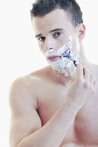 Junger Mann rasiert sich — Stockfoto