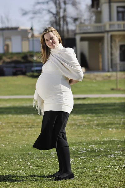 Boldog fiatal terhes nő szabadban — Stock Fotó