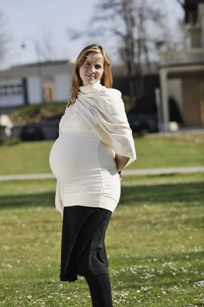 Šťastný mladý těhotná žena venkovní — Stock fotografie