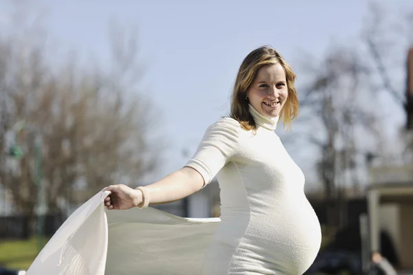 Heureux jeune femme enceinte en plein air — Photo