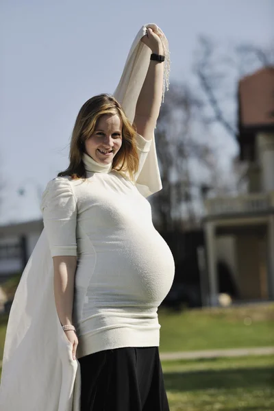 Щаслива молода вагітна жінка на відкритому повітрі — стокове фото