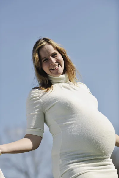 야외에서 행복 한 젊은 임산부 — 스톡 사진