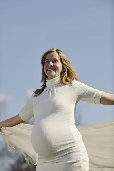 Щаслива молода вагітна жінка на відкритому повітрі — стокове фото