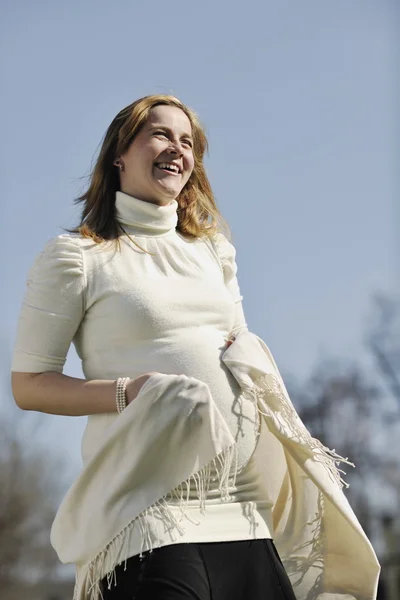 Feliz joven embarazada mujer al aire libre — Foto de Stock