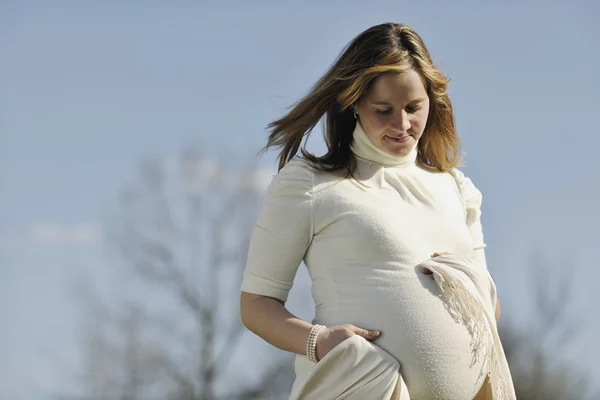 Glad, ung, gravid kvinne utendørs – stockfoto