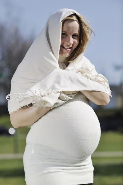Mutlu genç hamile kadın dışarıda — Stok fotoğraf