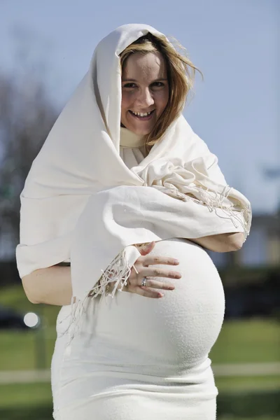 Glad ung gravid kvinna utomhus — Stockfoto