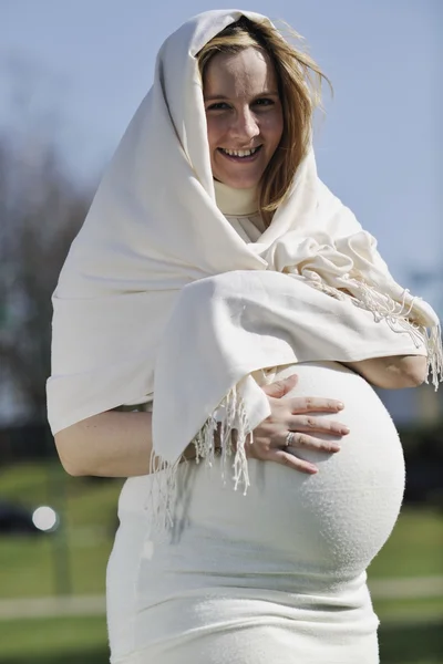 快乐的年轻孕妇在户外 — 图库照片