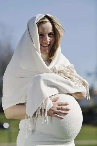 Ευτυχισμένη νεαρή έγκυος γυναίκα υπαίθρια — Φωτογραφία Αρχείου