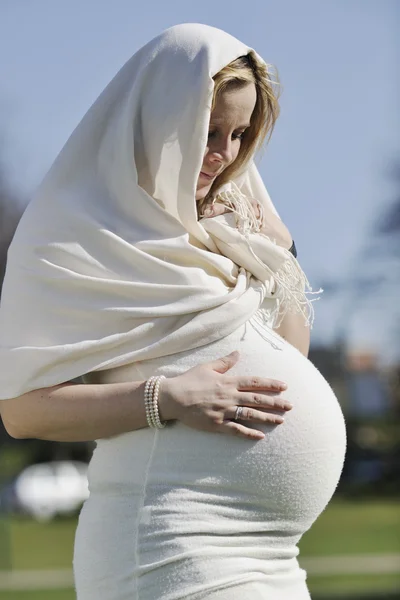 Ευτυχισμένη νεαρή έγκυος γυναίκα υπαίθρια — Φωτογραφία Αρχείου