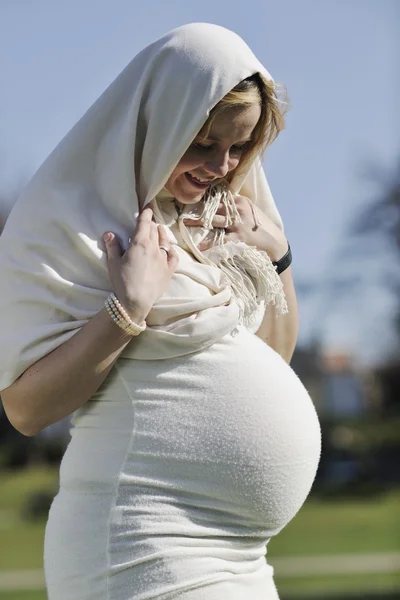 Heureux jeune femme enceinte en plein air — Photo