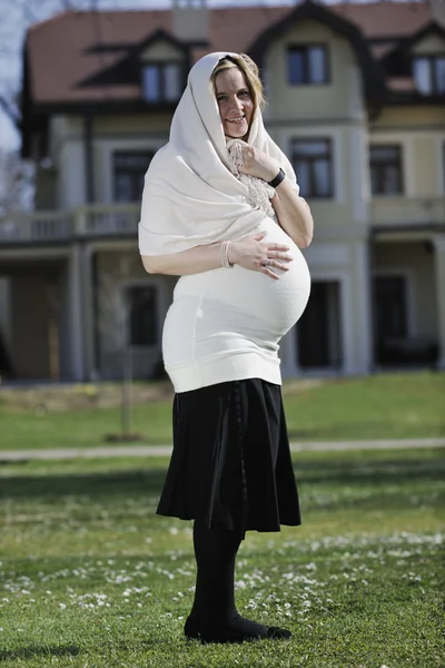 Feliz jovem grávida mulher ao ar livre — Fotografia de Stock