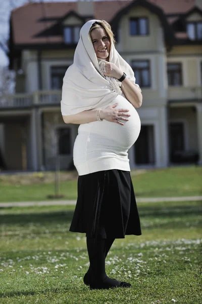 Glücklich junge schwangere Frau im Freien — Stockfoto