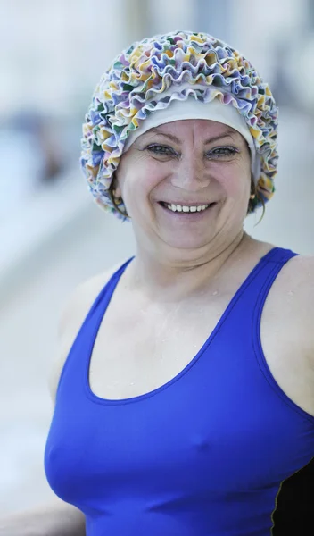 Senior vrouw aan het zwembad — Stockfoto