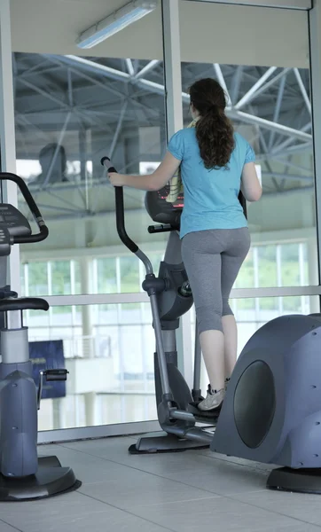 Running on threadmill at fitness club — Stock Photo, Image