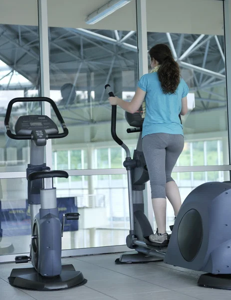 Running on threadmill at fitness club — Stock Photo, Image