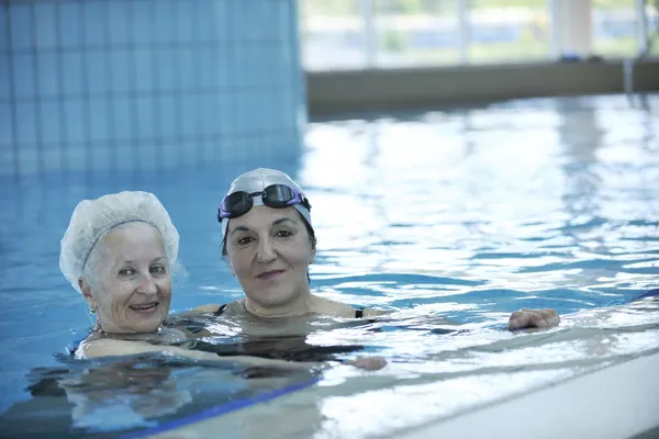 Wanita senior di kolam renang — Stok Foto