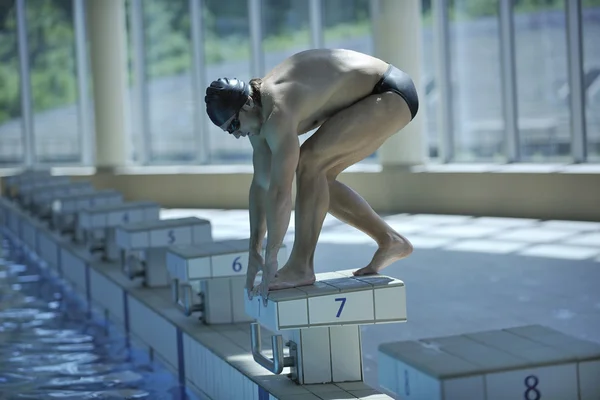Junge Schwimmerin startklar — Stockfoto