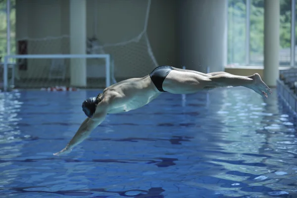 Joven nadador listo para empezar — Foto de Stock