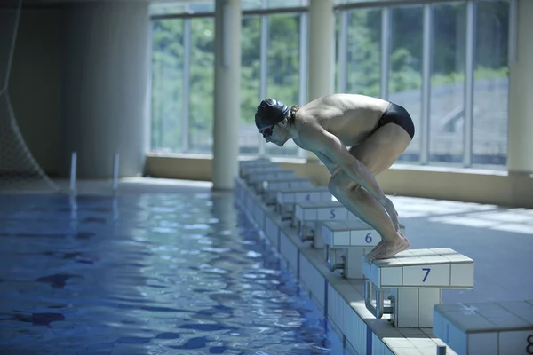 Junge Schwimmerin startklar — Stockfoto