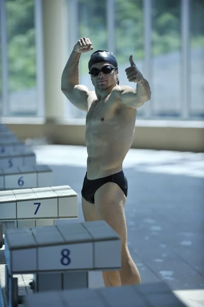 Jovem nadador pronto para começar — Fotografia de Stock