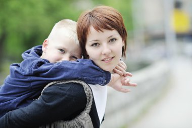 mutlu çocuk ve anne açık