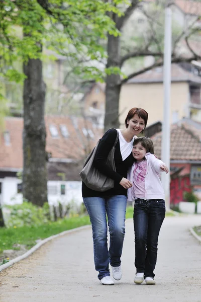 Glückliche Mädchen und Mutter im Freien — Stockfoto