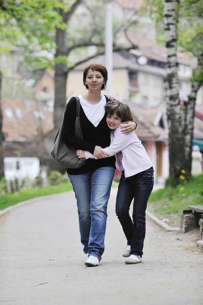 Χαρούμενο κορίτσι και μαμά υπαίθρια — Φωτογραφία Αρχείου