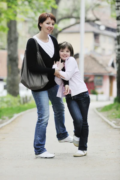 Boldog lány és anya szabadban — Stock Fotó