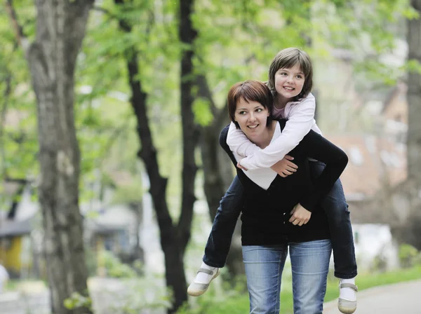 야외에서 행복 한 소녀와 어머니 — 스톡 사진