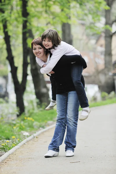 Lycklig flicka och mamma utomhus — Stockfoto