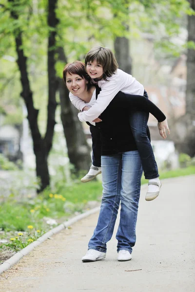 Glückliche Mädchen und Mutter im Freien — Stockfoto