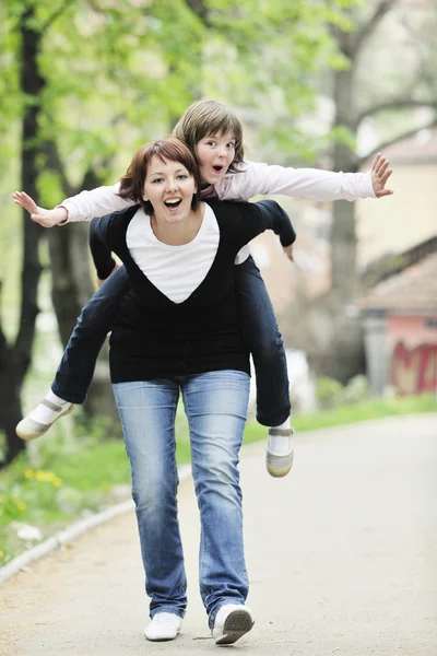 Mutlu kız ve anne dışarıda — Stok fotoğraf