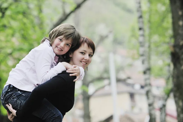 幸せな女の子と母の屋外 — ストック写真