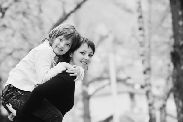 Счастливая девочка и мама под открытым небом — стоковое фото