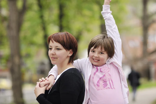 Šťastný dívka a maminka venku — Stock fotografie