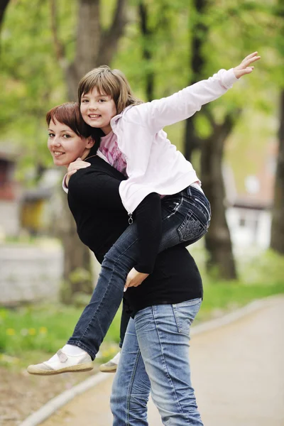 Chica feliz y mamá al aire libre —  Fotos de Stock