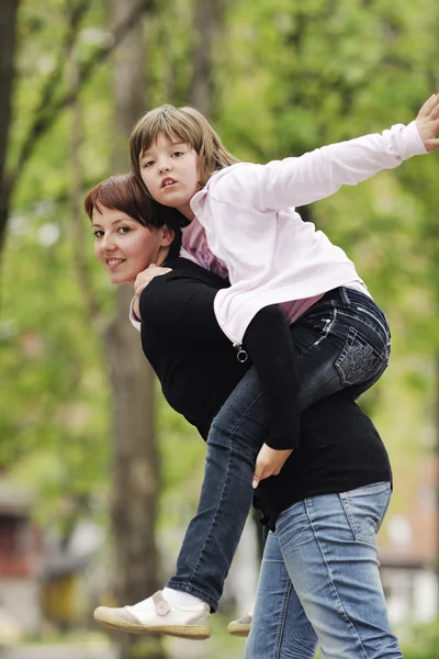 Šťastný dívka a maminka venku — Stock fotografie