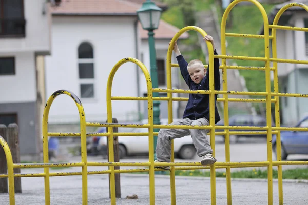 Blonder Junge im Park — Stockfoto