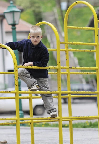 Sarışın çocuk parkı — Stok fotoğraf