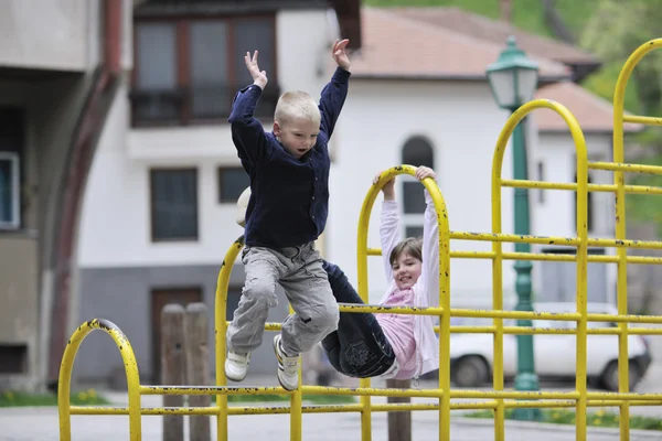 Glücklich Bruder und Schwester draußen im Park — Stockfoto