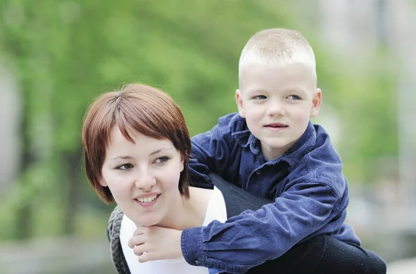 Gelukkige jongen en moeder buiten — Stockfoto