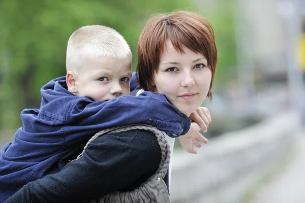 Menino feliz e mãe ao ar livre — Fotografia de Stock
