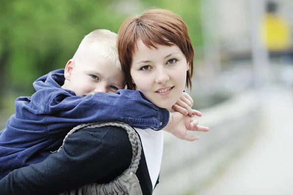 Lycklig pojke och mamma utomhus — Stockfoto