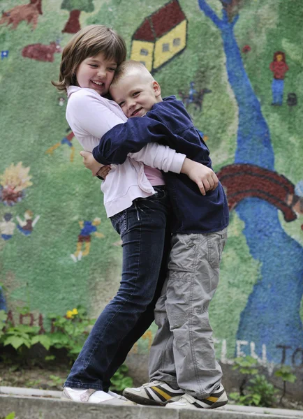 Šťastný bratr a sestra venkovní v parku — Stock fotografie