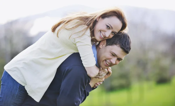 Glückliches Paar im Freien — Stockfoto