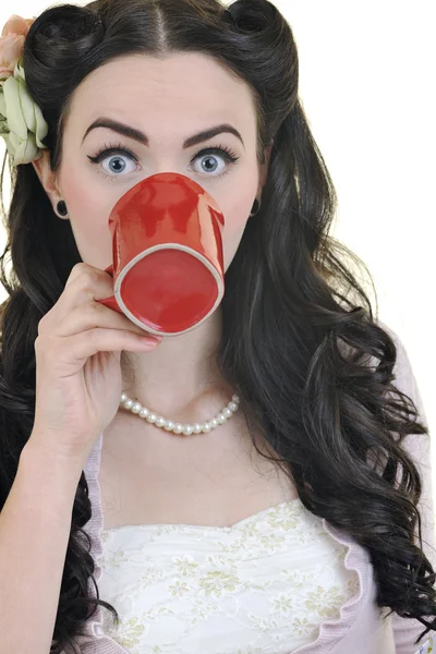 Красива молода жінка з червоним переворотом кави ізольована на білому — стокове фото