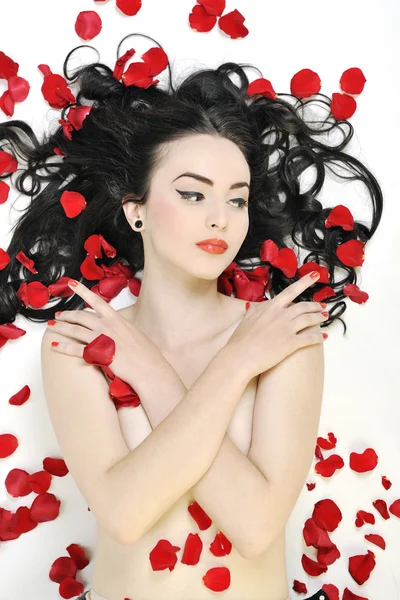 Όμορφη νεαρή γυναίκα γυμνό με τριαντάφυλλα που απομονώνονται σε λευκό — Φωτογραφία Αρχείου