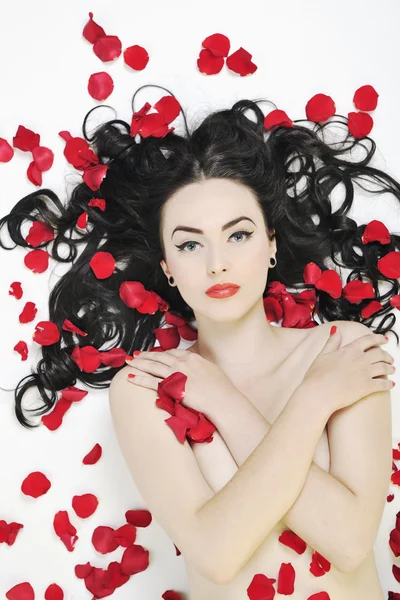 Hermosa mujer desnuda joven con rosas aisladas en blanco —  Fotos de Stock